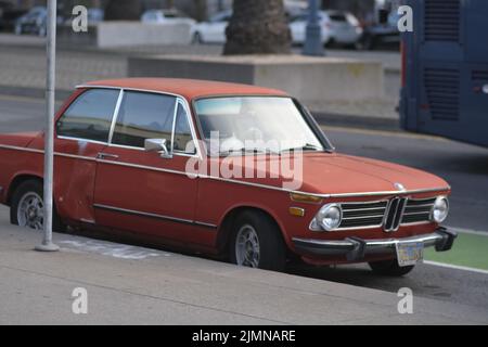 Una vecchia BMW 2002 rossa d'epoca retrò parcheggiata su una strada a San Francisco Foto Stock