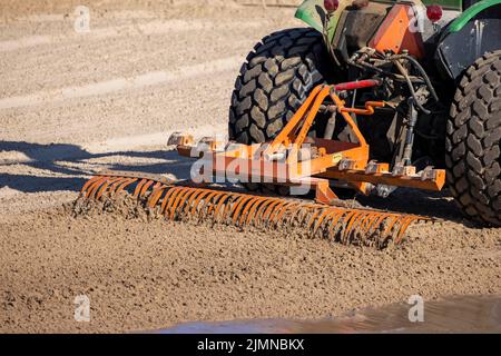 Preparazione della spiaggia prima dell'arrivo dei visitatori Foto Stock