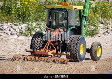 Preparazione della spiaggia prima dell'arrivo dei visitatori Foto Stock