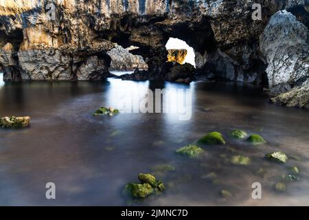 Una vista dettagliata delle grotte della spiaggia di Cuevas del Mar nelle Asturie Foto Stock