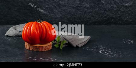 Un gruppo di grossi pomodori Costoluto con origano su sfondo grigio, spazio per il testo Foto Stock