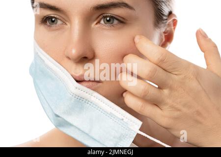 Maskne - i breakouts dell'acne da portare una maschera di faccia Foto Stock