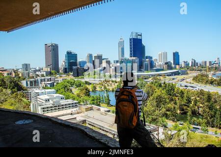 Skyline di Perth preso da Kings Park, Australia il 20 novembre 2012 Foto Stock