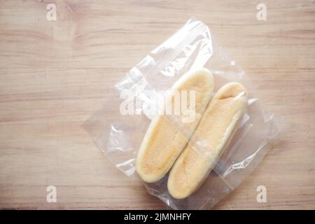 primo piano del pane cotto in una confezione di plastica sul tavolo Foto Stock