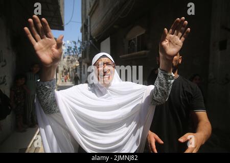 Rafah. 7th ago 2022. Una donna piange durante il funerale di alto comandante del movimento palestinese della Jihad islamica (PIJ) Khaled Mansour e di altri palestinesi nella striscia meridionale di Gaza, Rafah, il 7 agosto 2022. Il PIJ di domenica ha confermato la morte del suo comandante Khaled Mansour in sciopero aereo israeliano sulla striscia meridionale di Gaza città di Rafah. Credit: Khaled Omar/Xinhua/Alamy Live News Foto Stock