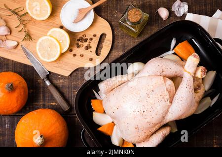 Piatto di pollo con fettine di limone per il ringraziamento Foto Stock