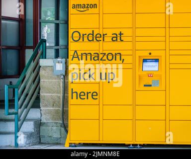 NEW ORLEANS, LA, USA - 5 AGOSTO 2022: Armadietti alla stazione di prelievo Amazon nel campus della Tulane University Foto Stock