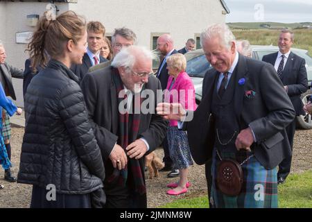 Il Principe di Galles (a destra), conosciuto come il Duca di Rothesay mentre si trova in Scozia, incontra lo scrittore e regista Murray Watts e l'artista Monique Sliedre alla Chiesa di Canisbay a Caithness, la chiesa parrocchiale più settentrionale della Scozia continentale. Data foto: Domenica 7 agosto 2022. Foto Stock