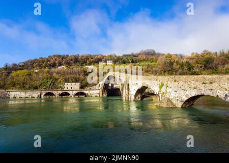 Il ponte attraversa il fiume Serchio. Foto Stock