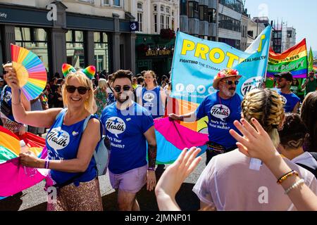 Brighton, Regno Unito. 6th Agosto 2022. I festaioli guardano la comunità locale e i gruppi di campagna, le piccole imprese e i servizi di emergenza prendono parte al 30th anniversario della Brighton & Hove Pride LGBTQ+ Community Parade. Brighton & Hove Pride intende celebrare e promuovere il rispetto per la diversità e l'inclusione all'interno della comunità locale, nonché sostenere le associazioni di beneficenza e le cause locali attraverso la raccolta di fondi. Credit: Mark Kerrison/Alamy Live News Foto Stock