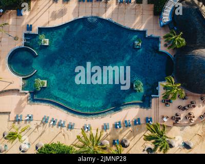Vista aerea dei droni del resort tropicale, vista aerea dei droni del resort tropicale con piscina e oceano Foto Stock