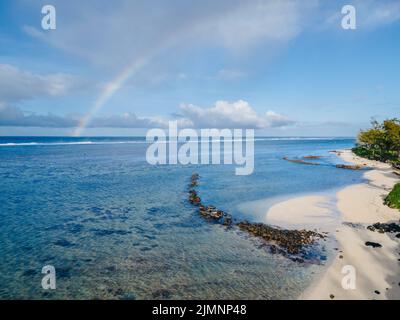 Vista aerea drone dell'oceano con arcobaleno, arcobaleno nell'oceano Mauritius Foto Stock