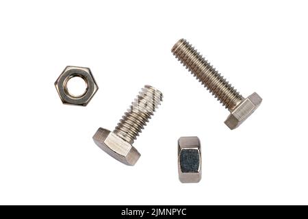 Vista dall'alto di viti e dadi in acciaio inox isolati su sfondo bianco. Foto Stock
