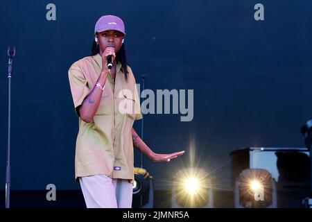 Brighton, Regno Unito . 07th ago, 2022. Città di Brighton e Hove. Cat Burns Performing at Brighton Pride 2022, We are Fabuloso 7th August 2022 Credit: David Smith/Alamy Live News Foto Stock