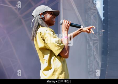 Brighton, Regno Unito . 07th ago, 2022. Città di Brighton e Hove. Cat Burns Performing at Brighton Pride 2022, We are Fabuloso 7th August 2022 Credit: David Smith/Alamy Live News Foto Stock