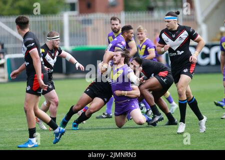 Craig Mullen di Newcastle Thunder è affrontato durante la partita DI campionato TRA Newcastle Thunder e London Broncos a Kingston Park, Newcastle domenica 7th agosto 2022. (Credit: Chris Lishman | MI News) Foto Stock