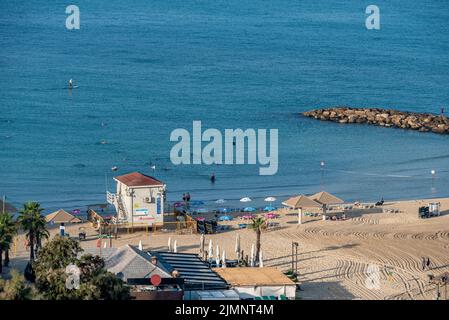 Israele Netanya settembre 2021. Stazione di bagnino sulla spiaggia. spiaggia a Netanya e bagnini. Foto Stock