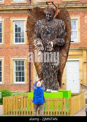 La scultura di Knife Angel di Sculptor Alfie Bradley realizzata da oltre 100.000 coltelli consegnati alla polizia lotta contro la criminalità nel Regno Unito esposti in Kirkleatham R. Foto Stock