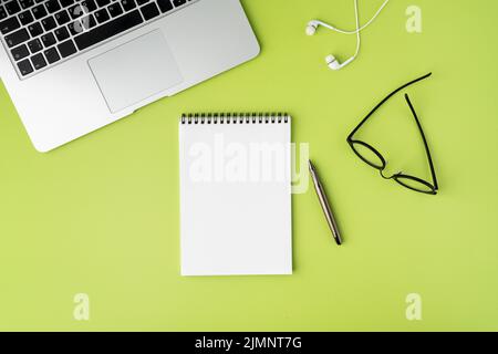 Spazio vuoto sul notebook bianco a spirale per il testo. Ambiente di lavoro moderno, vista dall'alto Foto Stock