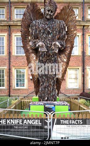 La scultura di Knife Angel di Sculptor Alfie Bradley realizzata da oltre 100.000 coltelli consegnati alla polizia lotta contro la criminalità nel Regno Unito esposti in Kirkleatham R. Foto Stock