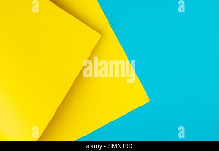 Sfondo color giallo e blu Urkaine di fogli di cartone stratificati, vista dall'alto, spazio di copia Foto Stock