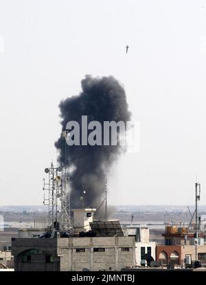 Rafah, Gaza, Palestina. 7th ago 2022. Fumo brilla come una bomba d'aria cade su un bersaglio a Rafah nella striscia meridionale di Gaza durante uno sciopero aereo israeliano domenica 7 agosto 2022. Israele ha bombardato le posizioni della Jihad islamica nella striscia di Gaza per un terzo giorno di oggi, mentre la violenza è aumentata, con 31 palestinesi uccisi. Foto di Ismael Mohamad/UPI Credit: UPI/Alamy Live News Foto Stock