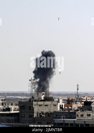 Rafah, Gaza, Palestina. 7th ago 2022. Fumo brilla come una bomba d'aria cade su un bersaglio a Rafah nella striscia meridionale di Gaza durante uno sciopero aereo israeliano domenica 7 agosto 2022. Israele ha bombardato le posizioni della Jihad islamica nella striscia di Gaza per un terzo giorno di oggi, mentre la violenza è aumentata, con 31 palestinesi uccisi. Foto di Ismael Mohamad/UPI Credit: UPI/Alamy Live News Foto Stock