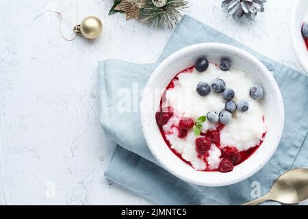 Cibo di Natale, pudding di riso al cocco Vegano, vista dall'alto, spazio per fotocopie. Foto Stock