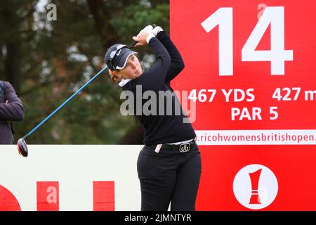 Ashleigh Buhai del Sud Africa sul tee 14th durante il round finale di prove del 2011 Ricoh Women's British Open tenutosi a Carnoustie Golf Links il 27 luglio Foto Stock