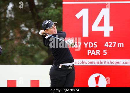 Ashleigh Buhai del Sud Africa sul tee 14th durante il round finale di prove del 2011 Ricoh Women's British Open tenutosi a Carnoustie Golf Links il 27 luglio Foto Stock