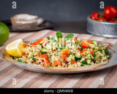 Insalata di tabbouleh con quinoa. Cibo orientale con mix di verdure, dieta vegana. Vista laterale Foto Stock
