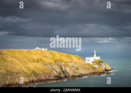 Nuvole buie tempesta e faro Baily nella penisola di Howth, Dublino Foto Stock