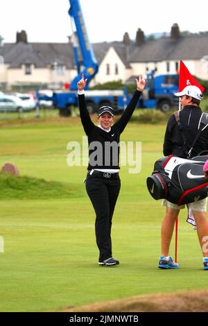 Ashleigh Buhai del Sudafrica festeggia il fatto di segnare un buco-in-one sul green 16th durante l'ultimo round di prove del 2011 Ricoh Women's British Open tenutosi Foto Stock