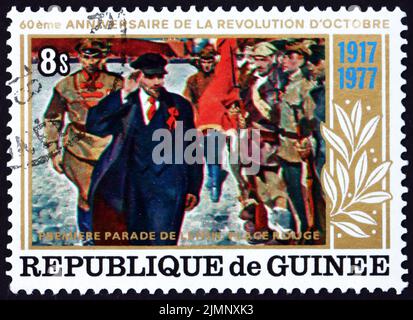 GUINEA - CIRCA 1978: Un francobollo stampato in Guinea mostra Lenin in prima parata sulla Piazza Rossa, Russo Ottobre Rivoluzione, 60th anni, circa 1978 Foto Stock