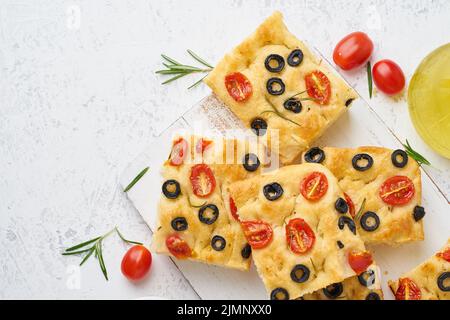 Focaccia a fette con pomodori, olive e rosmarino. Foto Stock