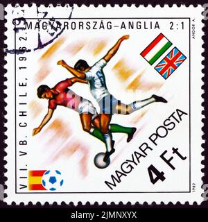 UNGHERIA - CIRCA 1982: Un francobollo stampato in Ungheria mostra i giocatori di calcio in azione, l'Ungheria in competizione con l'Inghilterra, 1962, circa 1982 Foto Stock