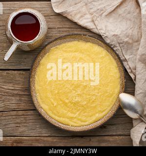 Polenta di porridge con tè da tazza, sfondo di legno scuro, vista dall'alto Foto Stock