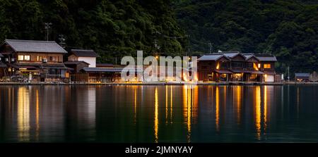 Vista panoramica delle luci dal caffè e dalla locanda riflettendo fuori acqua a Ine, Kyoto Foto Stock