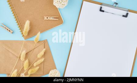 Concetto di zero sprechi. Foglio bianco su appunti, buste artigianali Foto Stock