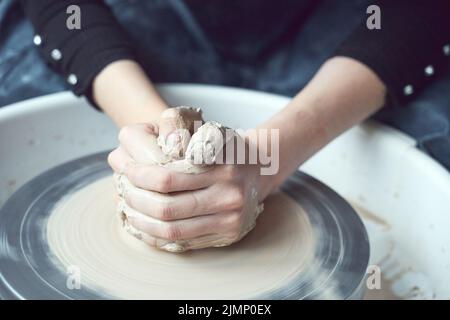 Donna che fa ceramica su ruota, mani da vicino, creazione di ceramica. Lavoro a mano, artigianato, lavoro manuale, disbontà. Guadagna denaro extra, girando ho Foto Stock