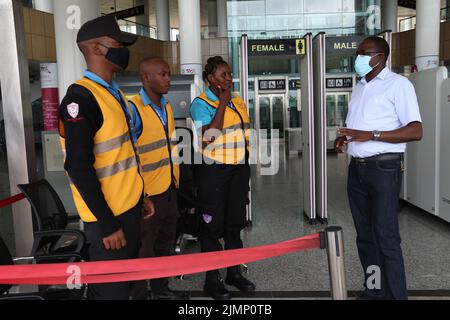 (220807) -- NAIROBI, 7 agosto 2022 (Xinhua) -- il maestro stazione di Mombasa Terminus Cosmas Makewa (R) parla con gli ispettori della sicurezza presso la stazione di Mombasa, Kenya, 27 luglio 2022. Lanciato il 31 maggio 2017, il 480 km Mombasa-Nairobi Standard Gauge Railway (SGR), finanziato principalmente dalla Cina e costruito dalla China Road and Bridge Corporation (CRBC), ha favorito la creazione di posti di lavoro per la popolazione locale. Afristar, la società che opera la SGR, ha impiegato keniani in 123 professioni ferroviarie che rientrano sotto 5 dipartimenti ferroviari, compresi trasporto ferroviario, locomotiva, binario, segnale, e materiale rotabile. Foto Stock