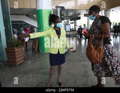 (220807) -- NAIROBI, 7 agosto 2022 (Xinhua) -- l'assistente passeggeri Monicah Chepkemboi guida un passeggero per prendere l'ascensore alla stazione di Mombasa Terminus a Mombasa, Kenya, 27 luglio 2022. Lanciato il 31 maggio 2017, il 480 km Mombasa-Nairobi Standard Gauge Railway (SGR), finanziato principalmente dalla Cina e costruito dalla China Road and Bridge Corporation (CRBC), ha favorito la creazione di posti di lavoro per la popolazione locale. Afristar, la società che opera la SGR, ha impiegato keniani in 123 professioni ferroviarie che rientrano sotto 5 dipartimenti ferroviari, compresi trasporto ferroviario, locomotiva, binario, segnale, e rol Foto Stock