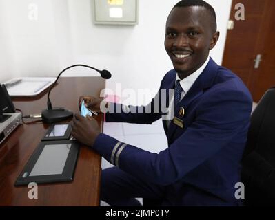 (220807) -- NAIROBI, 7 agosto 2022 (Xinhua) -- l'annunciatore David Mwangi Ndungu lavora alla stazione terminale di Mombasa a Mombasa, Kenya, 27 luglio 2022. Lanciato il 31 maggio 2017, il 480 km Mombasa-Nairobi Standard Gauge Railway (SGR), finanziato principalmente dalla Cina e costruito dalla China Road and Bridge Corporation (CRBC), ha favorito la creazione di posti di lavoro per la popolazione locale. Afristar, la società che opera la SGR, ha impiegato keniani in 123 professioni ferroviarie che rientrano sotto 5 dipartimenti ferroviari, compresi trasporto ferroviario, locomotiva, binario, segnale, e materiale rotabile. A partire da luglio 31, ci sono curr Foto Stock