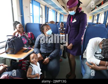 (220807) -- NAIROBI, 7 agosto 2022 (Xinhua) -- l'equipaggio di treni Fionah comunica con i passeggeri su un treno ferroviario passeggeri Mombasa-Nairobi, 29 luglio 2022. Lanciato il 31 maggio 2017, il 480 km Mombasa-Nairobi Standard Gauge Railway (SGR), finanziato principalmente dalla Cina e costruito dalla China Road and Bridge Corporation (CRBC), ha favorito la creazione di posti di lavoro per la popolazione locale. Afristar, la società che opera la SGR, ha impiegato keniani in 123 professioni ferroviarie che rientrano sotto 5 dipartimenti ferroviari, compresi trasporto ferroviario, locomotiva, binario, segnale, e materiale rotabile. A partire da luglio 31, poi Foto Stock