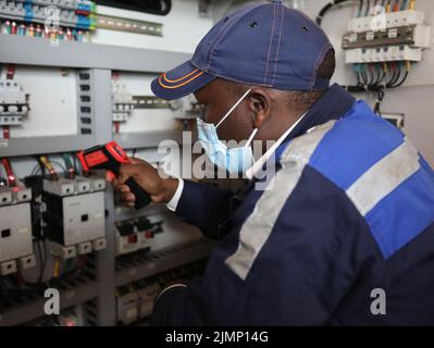 (220807) -- NAIROBI, 7 agosto 2022 (Xinhua) -- l'ispettore dei treni passeggeri Cheruiyot Kiptoo Steve controlla le attrezzature su un treno passeggeri ferroviario Mombasa-Nairobi, 29 luglio 2022. Lanciato il 31 maggio 2017, il 480 km Mombasa-Nairobi Standard Gauge Railway (SGR), finanziato principalmente dalla Cina e costruito dalla China Road and Bridge Corporation (CRBC), ha favorito la creazione di posti di lavoro per la popolazione locale. Afristar, la società che opera la SGR, ha impiegato keniani in 123 professioni ferroviarie che rientrano sotto 5 dipartimenti ferroviari, compresi trasporto ferroviario, locomotiva, binario, segnale, e materiale rotabile. Foto Stock