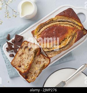 Pane alla banana. Torta a fette con banana, cioccolato, noce. Cucina americana tradizionale Foto Stock