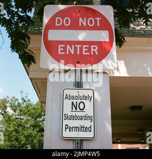 Assolutamente No Skateboarding non entrare Accedi A Un parcheggio Foto Stock