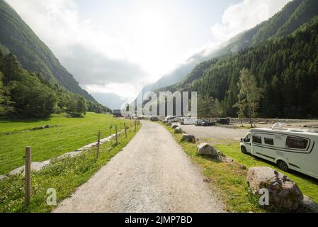 Campeggio sul sentiero si dirige verso il ghiacciaio di Buarbreen in Norvegia. Foto Stock