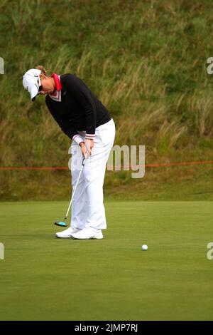 Ashleigh Buhai del Sud Africa pratica putt sulla 9th buca durante il round finale di pratica del 2010 Ricoh Women's British Open tenuto a Royal Birkdale o Foto Stock