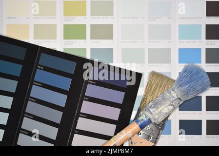 Den Helder, Paesi Bassi. Luglio 2022. Utilizzate spazzole di vernice su una scheda campione colorata. Foto di alta qualità. Foto di alta qualità Foto Stock